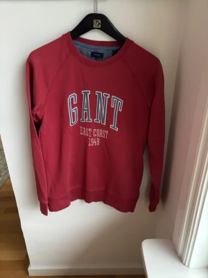 Röd sweatshirt från GANT - Snygg Corallröd GANT tröja i st 158-164 cm 13-14år för endast 175kr. Nypris 750kr