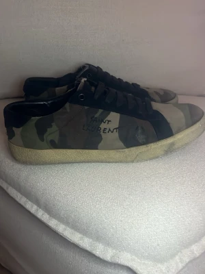 Saint Laurent camo sneakers - Tjena, jag säljer nu mina saint Laurant skor pga för liten storlek, skorna har används ett par gånger men håller ändå bra skick.