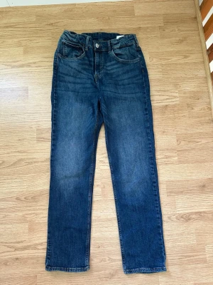 Mörkblå raka jeans - Snygga mörkblå jeans med rak passform (står slim fit - se kort på etikett),  klassisk femficksdesign. Jeansen har normal midja (justerbar) och är tillverkade i ett slitstarkt denimtyg. Perfekta för en avslappnad och trendig look.