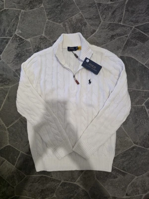 Ralph lauren tröja - Finns inte mycket att säga förutom köp 🙏❤️ sprillans ny använt 1-2 gånger men säljer medans jag rensar ut hela garderoben. Pengar åker raka vägen till mopeden min 🙌 pris kan diskuteras