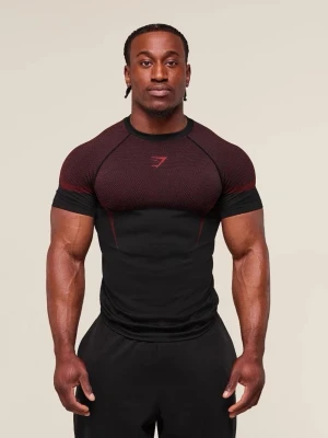 Gymshark Onyx 5.0 Seamless T-Shirt - Black/Carmine Red - Tight och stretchig Onyx träningströja från Gymshark i svart med vinröda detaljer över axlar och bröst. Kortärmad modell med rund hals och diskret Gymshark-logga på bröstet. Perfekt för gymmet eller annan träning.