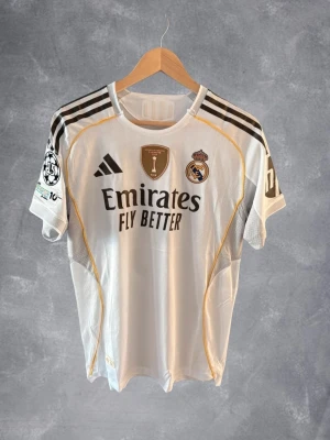 Real Madrid fotbollströja  - Real Madrid fotbollströja med Valverde #8 på ryggen. Har aldrig använts.
