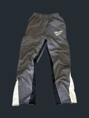 Gallery dept sweatpants  - Fina Gallery dept sweatpants i jätte fin skick. Skriv vid frågor pris går att diskutera!
