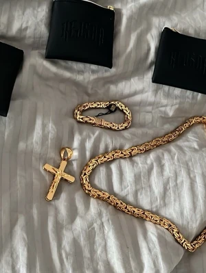 8mm Kejsarlänkar (KNAPPAST ANVÄNDA!) - Inprincip helt nya länkar ifrån kejsar.se                  Köpte dessa för något år sedan men legat på hyllan eftersom jag märkte att de ej va min grej. Armbandet är 21cm med diamanter nypris (1500kr)                                                             Halsbandet är 65cm med diamanter nypris (2799kr)                                                                      Hänget nypris (1350kr)                                        (Priset är ej hugget i sten men svarar ej på skam bud osv!)