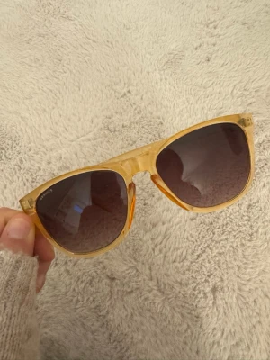 Gula solglasögon  - Snygga solglasögon med transparent gul plastbåge och bruna tonade glas. Klassisk form som passar till många stilar och ger en cool vibe till din outfit. - Köpt från www.granite.se (swedish design)💕💕
