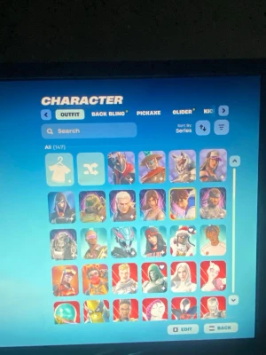 Fortnite-konto med många skins - Säljer ett Fortnite-konto med över 140 unika skins från olika serier och samarbeten, inklusive Marvel, Star Wars och andra populära karaktärer. Perfekt för dig som vill ha ett varierat och exklusivt utbud av outfits i spelet. Kontot är digitalt och säljs utan fysisk produkt.