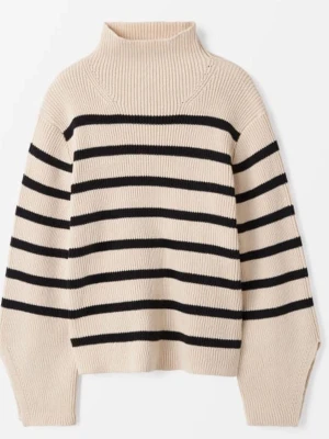 beige randig stickad tröja  - beige randig stickad tröja från carin wester, storlek S. använd fåtal gånger och i fint skick. skriv vid intresse eller frågor! 💕