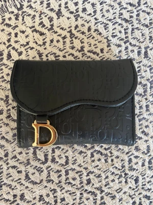 Plånbok d1or - 💛50% just nu på bundles!! Få denna varan till  ännu billigare pris. Skapa en bundle på min profil på den gula linjen💛 Super fin plånbok i nyskick. Finns ett myntfack med dragkedja samt väldigt mycket space för ens kort. Även sedel fack finns till kontanter. Super fin och trendig!
