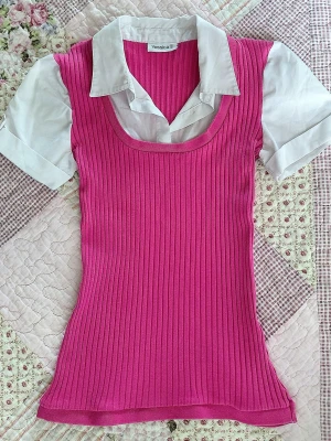 Vintage Y2K blus - Figurnära passform. Har ett litet märke på kragen (se bild 3) som borde gå utmärkt att få bort. Skriv vid frågor!💛