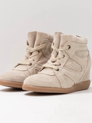 Wedge sneakers  - Snygga beige sneakers med kilklack och perforerade detaljer. Skorna är gjorda i mocka med gummisula och har snörning framtill. Perfekta för dig som vill ha en sportig look med lite extra höjd. De är liknande till isabelmarant skorna och väldigt fina i bra kvalitet. Har endast använt de en gång men har nu köpt en annan storlek. Som nya! Storlek 37, priset går att diskutera!