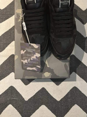 Valentino Rockrunners - Tjena! Säljer mina snygga svarta sneakers från Valentino Garavani. Inte så fint skick därav priset,  då dom har börjat lossna lite på sulan och lappen är lös men generellt fint skick. Funderingar? Tveka inte på att höra av dig☺️ MVH Strwwt Wst 