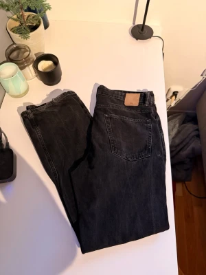Svarta raka jeans från ZARA - Svarta keans från Zara. Modell: Nordic straight. Strlk: 30x32