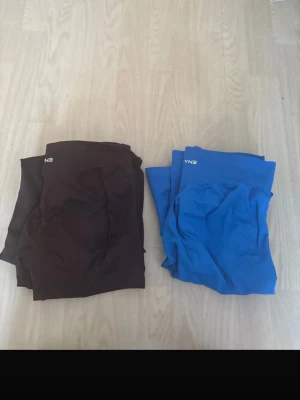 DFYNE impact flare leggings regular  - Säljer dessa helt nya leggings i par. De är från impact kollektionen och är i storlek XL och i regular, hade sagt att de passar en storlek L också då de är väldigt kompakta. De är helt oanvända och org pris på båda dessa var ca 1400kr 