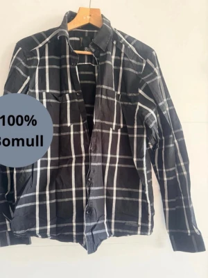 👔✨ Säljer en herrskjorta i mycket bra skick! ✨👔 - 👔✨ Säljer en herrskjorta i mycket bra skick! ✨👔  🖤 Klassisk herrskjorta med vitt rutmönster på svart bakgrund 🤍 – en tidlös stil som passar perfekt både till vardags 🚶‍♂️, jobbet 💼 och mer avslappnade tillfällen 🍻.  📏 Storlek: L 📐 Bredd: 100 cm 📏 Längd: 64 cm 🌿 Material: 100% bomull ⚫⚪ Färg: svart med vita rutor  ✅ Mycket bra skick 💯 👌 Bekväm och luftig ☁️ 👕 Klassisk passform 🔘 Knäppning med knappar ✨ Sitter fint på kroppen  💬 Har du frågor? Hör gärna av dig 😊📩 🛍️ Välkommen att köpa! 🤝✨
