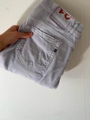Ljusgrå jeans från dondup storlek 31 - Säljer dessa gråa dondup jeans i storlek 31, behöver du få tag i mott är de bara att höra av sig.