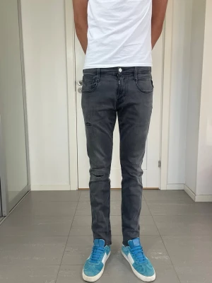 Replay Anbass Hyperflex Jeans - Säljer nu dessa Replay Anbass Hyperflex Jeans med snygga slitningar i populär design, mått ca 36,5 o 102 cm. skriv för fler bilder/frågor🙌🏼