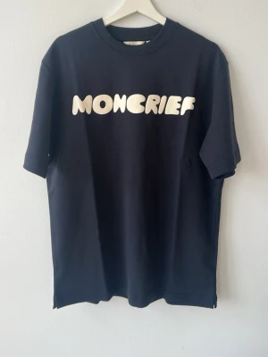 Moncrief t-shirt Ny! - Tjena, säljer en helt ny Moncrief T-shirt i modellen bubbel Tea, i marinblå med en lite schysstare logo, storlek S nypris 1700 kr, hör gärna av dig om du har några frågor?🤗