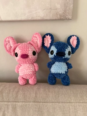 Virkad stitch & angel  - Beställning💙🩷