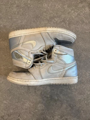 Nike Air Jordan 1 Retro High CO Japan Neutral Grey stl 43 - Ett par air Jordan sneakers. Skorna är i storlek 43 men passar även 42. Köpta på stockX för 6 år sedan för 250 €. Säljer då jag inte använder de så mycket längre. Skorna är i bra skick förutom lite slitage framme vid tårna.