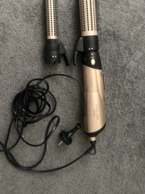 Björn Axén  varmluftsborste - Säljer en beige och svart varmluftsborste från Björn Axén med två utbytbara borsthuvuden. Perfekt för styling av håret och enkel att använda med hjälp av funktionerna som finns. Använt den ett mycket fåtal gånger så säljer då den inte kommer till användning. Pris kan diskuteras