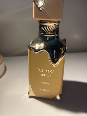 Lattafa Elclaire banoffi  - Säljer denna parfymen som jag fick av en vän, som jag inte är vän med längre. Har bara använts en gång. Det känns fel att använda den då den väcker minnen!