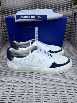 Helt Nya Jacob Cohen Sneakers - Helt Nya Jacob Cohen Skor || Storlek 43,5 || Nypris ca 4000kr || Mitt pris 2199kr || Tveka inte på att höra av dig vid frågor eller funderingar 