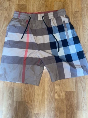 Burberry shorts - Jag säljer ett par burberry shorts eftersom jag inte anvönder de. Det står att de är storlek xl men de är egentligen storlek M. Det år bara china storlek.
