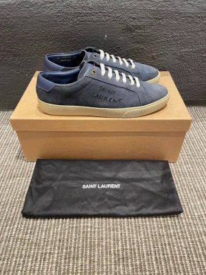 Saint Laurent skor  - Hej, säljer nu dessa svin snygga ysl skor. Skorna är i ny skick!  Begränsat antal boxar och dustbag. Hör av dig vid frågor. 40 passar 41