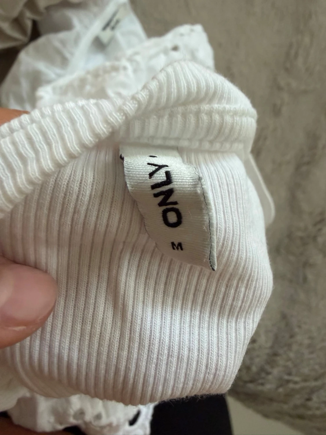 Vit topp med broderade volangärmar - 3