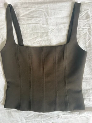 Grön topp - Grön topp från Zara, bara använt ca 2 gånger. Jättefin!