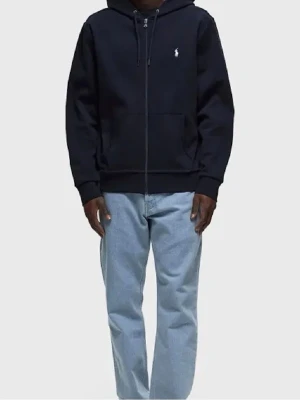 Mörkblå hoodie från Polo Ralph Lauren - Snygg mörkblå hoodie med dragkedja från Polo Ralph Lauren. Klassisk design med huva, dragsnören och vit broderad logga på bröstet. Mjuk bomullsblandning och känguruficka framtill. Perfekt för en avslappnad och stilren look.