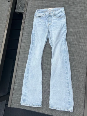 Ljusblå bootcut jeans - Strl 36, Inga defekter, från Gina tricot