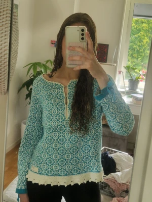 Turkos kofta - Supersöt turkos tröja från odd molly Har justerbara band i ryggen som man själv kan dra åt 🥰