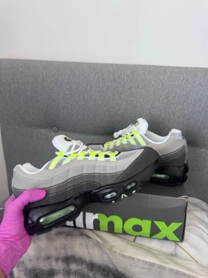 Nike Air Max 95 Neon - • Helt ny med box • Aldrig använd • Box ingår • Priset kan diskuteras vid snabb affär • Fraktas samma dag 