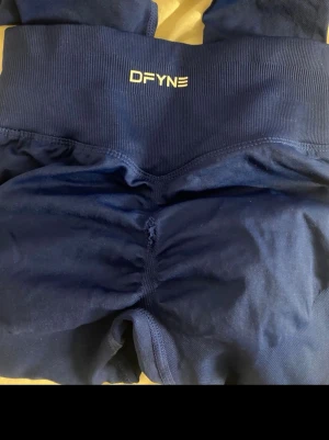 DFYNE tights  - Tyvärr ett litet hål i rumpan ( kan synas i bild 1 och 3, och 5)