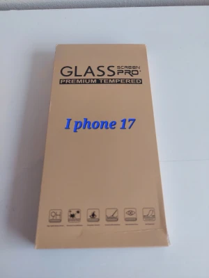 Skärmskydd i glas för iPhone 17 - Säljer ett premium tempererat skärmskydd i glas från Glass Screen Pro, speciellt anpassat för iPhone 17. 3 stycken, Skyddet är genomskinligt och levereras i en beige förpackning. Perfekt för att skydda din mobil mot repor och stötar.