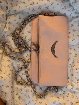 Zadig&Voltaire väska rosa - Jättefin väska från Zadig&Voltaire. Lägre pris pågrund av att jag inte kan konstatera att den är äkta då jag inhe fick något kvitto med, annars jättefin väska perfekt att ha när man ska ut!🌷