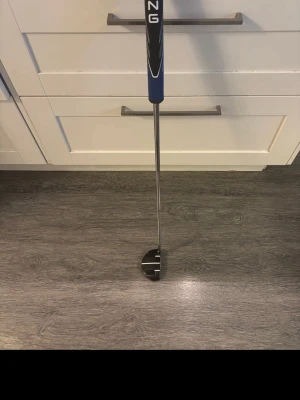 Ping putter - En fin ping putter, väldigt bra skick! Enda uppgraderingen jag gjort från bilden är att puttern kommer säljas med ett super skönt superstroke pistol grepp. Greppet är det som höjer priset lite, eftersom det är ett riktigt lyxigt grepp. Greppet är i princip helt nytt, använd några fåtal gånger bara. Skriv till mig vid minsta intresse eller frågor. Skriv till mig innan man köper!!