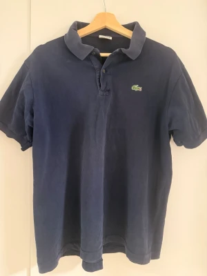 Vintage Lacoste Polo Navy Size 6 - Säljer en Vintage Lacoste Polo Navy. Storlek 6.