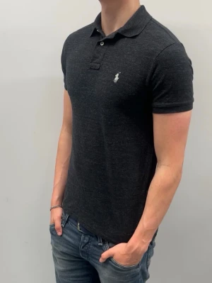 Ralph lauren piké  - Fint skick utan några defekter | storlek M slimfit, modellen är 185 cm och väger ca 75 kg och den är lite liten.