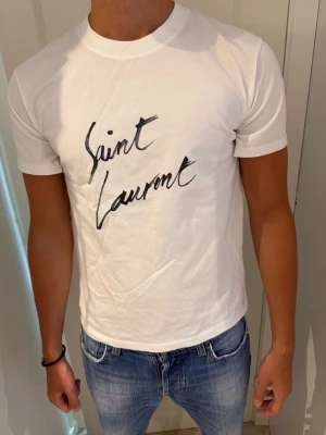 Saint lauren t-shirt  - Sprillans ny t-shirt! Nyskick, Storlek S! Vid minsta fundering kontakta oss! 