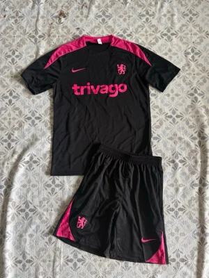Svart och rosa Nike fotbollsställ - Chelsea fotbollsset i storlek S. Shortsen har fickor med dragkedjor. Helt nya och oanvända, Hör gärna av vid frågor!