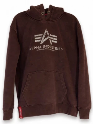 Vinröd hoodie - OBS skavanker | Storlek XL - 💕30% bundlerabatt vid köp av minst två artiklar.  🌸Vinröd hoodie                                           ✔️Märke: Alpha Industries.                                      📏Storlek XL  ❗️Urtvättad, slitet tryck och fläckig enligt bilder. Snöret som ska sitta i luvan saknas.