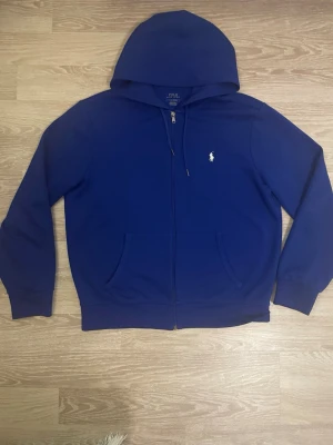 Navy blue Polo Ralph Lauren kofta  - Säljer en helt ny navy blue Polo kofta som har använts ett par gånger innan