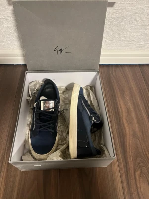 Giuseppe zanotti skor  - Ett par otroligt feta Giuseppe i strl 44 skorna är använda endast under bal samt bröllop, dvs skorna är i väldigt sparsamt och fint skick! Allt som är med i bilden medkommer samt allt är OG från butik, har tyvärr inget kvitto då jag fick i födelsedags present i april. Tveka inte på minsta fundering! 🚨 PRISET ÄR EJ HUGGET I STEN 🚨