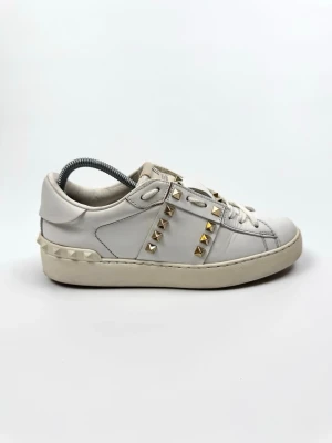 Valentino Rockstud sneakers - Valentino Garavani Rockstud sneakers. Storlek 37,5. Skick 8,5/10. Nypris ca 7700kr. 100% autentiska.