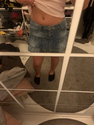 Volang jeans kjol  - Super snygg volang jeans kjol💙 Perfekt nu till varma sommar dagar💙 I storlek 158💙 Från Gina Tricot 💙 Ändringsbar i midjan💙 I SUPER skick💙