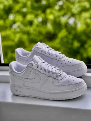 Nike Air Force 1 vita sneakers - Super fina  hel vita Nike skor i topp skick som passar utmärkt till sommaren