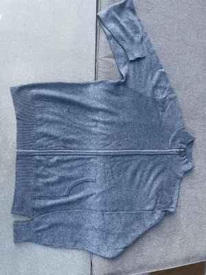 Handgjord kashmir tröja  - Exklusiv handgjord tröja.  100% äkta fårull - mjuk, varm o mysig  Beige färg som passar allt   Unik kvalitet som ej finns i butik  Perfekt för vardag och jobb. Perfekt för lager-på-lager och enkel att matcha med jeans eller chinos.