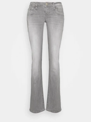 Grå bootcut jeans från LTB - Snygga grå bootcut jeans från LTB med klassisk femficksdesign och subtila slitningar framtill. Jeansen är lågmidjade och sitter riktigt fint på. De har mjukt och stretchigt material. Säljer för de är lite stora på mig, kan mötas upp och posta